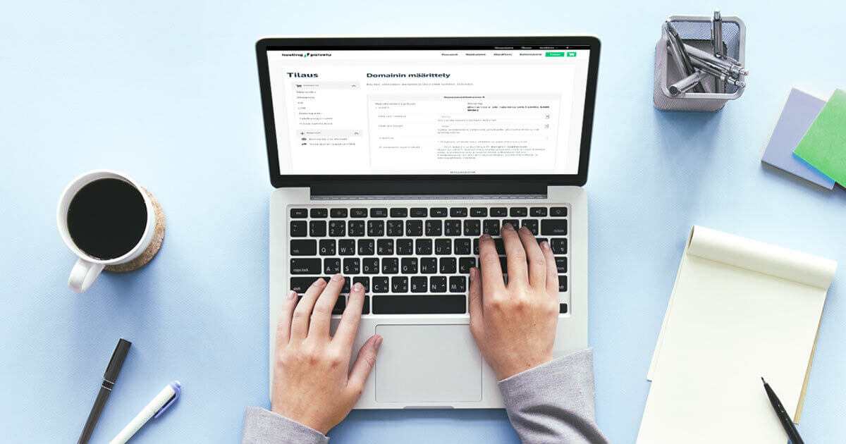 Henkilö käyttää Hostingpalvelun hallintapaneelia laptop-tietokoneella