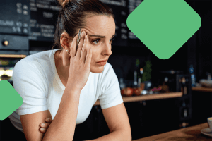 Kuvituskuva, huolestunut kahvilayrittäjä.