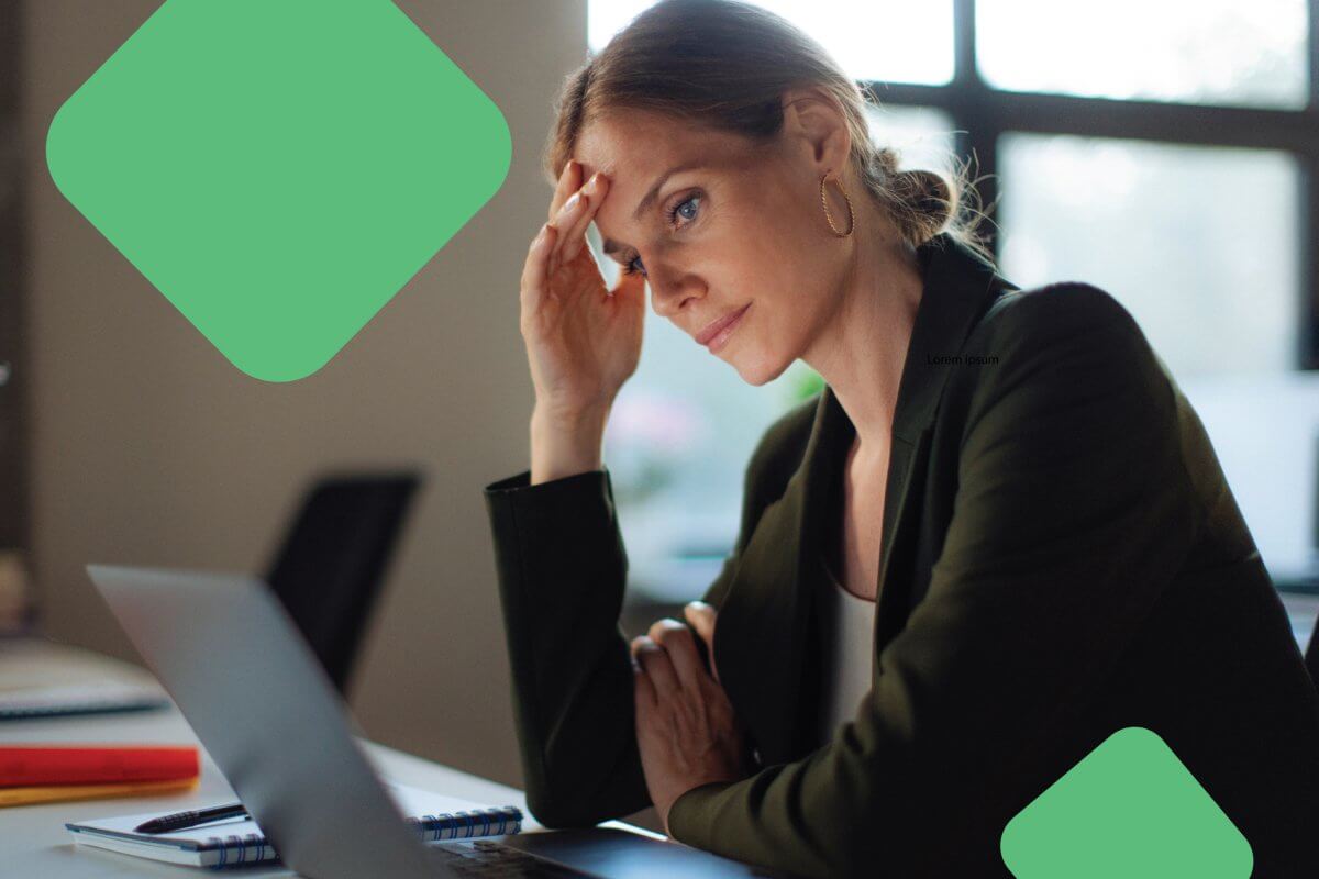 Kuvituskuva jossa nainen katsoo pohtivasti tietokonettaan.