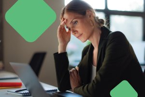 Kuvituskuva jossa nainen katsoo pohtivasti tietokonettaan.